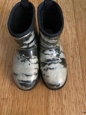 UGG  Marble-Pattern Short Rain Boots in Black & Cream